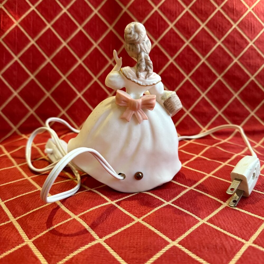 Vintage Lady Figurine Lamp. - Picture 3 of 13